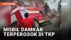 Gerak cepat pemadam kebakaran di Sidrap, Pangkajene, Sulawesi Selatan berujung apes. Mobil damkar terperosok hingga miring saat mencapai TKP. Fokus warga seketika bergeser untuk menolong mobil tersebut.