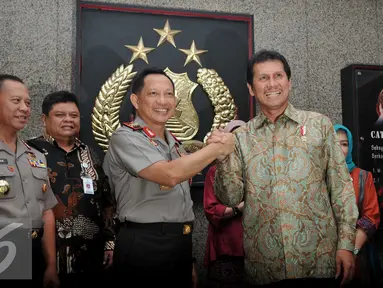 Menpan-RB, Asman Abnur berjabat tangan dengan Kapolri Jenderal Tito Karnavian usai memberi keterangan di Jakarta, Jumat (19/8). Pertemuan tertutup tersebut membahas dua hal yaitu Organisasi dan penekanan pelayanan publik. (Liputan6.com/Gempur M Surya)