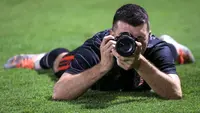 Pemain Persija Jakarta, Ondrej Kudela memotret awak media saat sesi latihan menjelang laga terakhir BRI Liga 1 2022/2023 di lapangan latih Jakarta International Stadium (JIS), Kamis (13/04/2023). Macan Kemayoran akan menjamu PSS Sleman di Stadion Utama Gelora Bung Karno (SUGBK) pada Sabtu (15/04/2023). (Bola.com/Bagaskara Lazuardi)