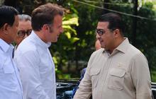 VIDEO:  Gesit Seskab Teddy Curi Kesempatan Foto Bareng Presiden Macron di Borobudur