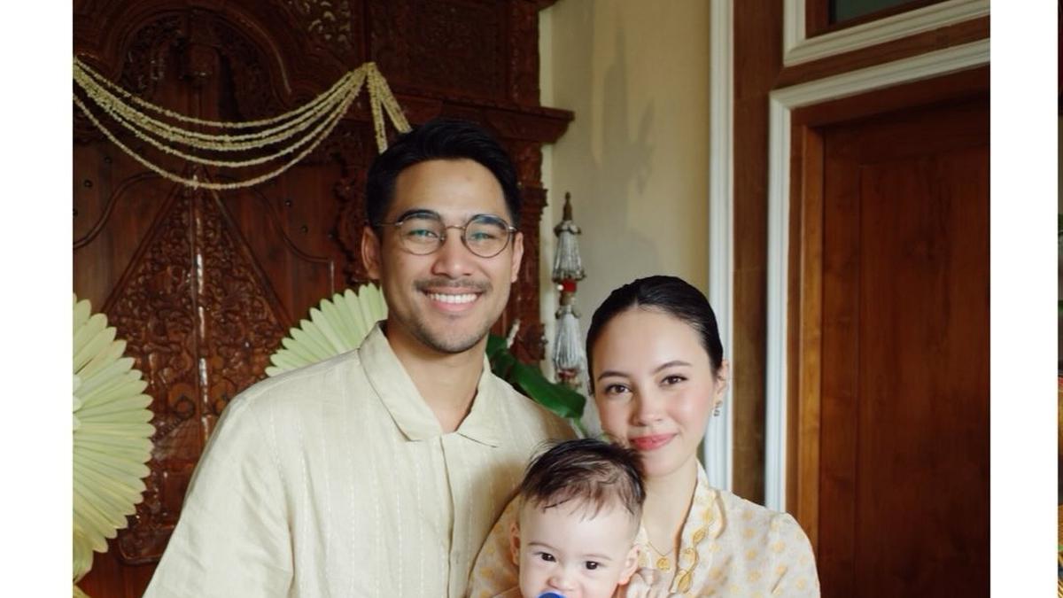 Pesona Anggika Bolsterli Tampil Anggun Berkebaya, Gelar Tedak Siten Sang Putra Kental Adat Jawa