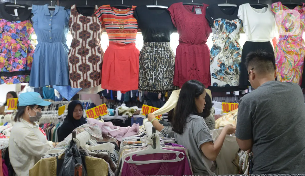 Warga memilih pakaian impor bekas impor di Pasar Baru Metro Atom, Jakarta, Jumat (6/12/2019). Di tengah ramainya produk pakaian baru baik lokal maupun internasional pakaian bekas impor yang dijual di kios-kios pasar masih banyak peminatnya di berbagai kalangan. (merdeka.com/Imam Buhori)