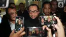 Direktur/Pemilik PT Zahra Oto Mandiri (Uhud Tour) yang juga pendakwah, Khalid Zeed Abdullah Basalamah, menjawab pertanyaan pewarta usai menjalani pemeriksaan di Gedung Merah Putih Komisi Pemberantasan Korupsi (KPK), Jakarta, Kamis (23/4/2026). (Liputan6.com/Helmi Fithriansyah)