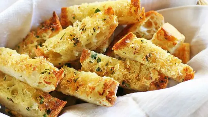 Garlic bread/copyright Simply Recipes