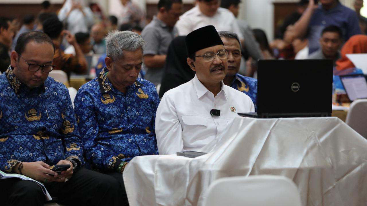 Menteri Sosial Saifullah Yusuf (Gus Ipul) saat menghadiri Pembahasan dan Klarifikasi Usulan Penyelenggaraan Sekolah Rakyat