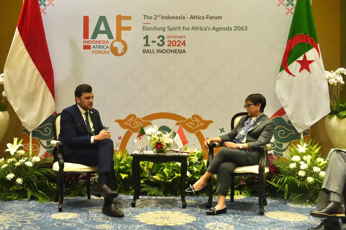 Menteri Luar Negeri RI Retno Marsudi melakukan pertemuan bilateral dengan Menteri Ekonomi Berbasis Pengetahuan, Perusahaan Rintisan, dan Usaha Mikro Aljazair Yacine El-Mahdi Oualid di Bali, Senin (2/9/2024). (Dok. Kemlu RI)