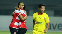 Peter Odemwingie (kiri) gelar selebrasi gol tapi tak mampu beri kemenangan buat Madura United (Liputan6.com/Helmi Fithriansyah)