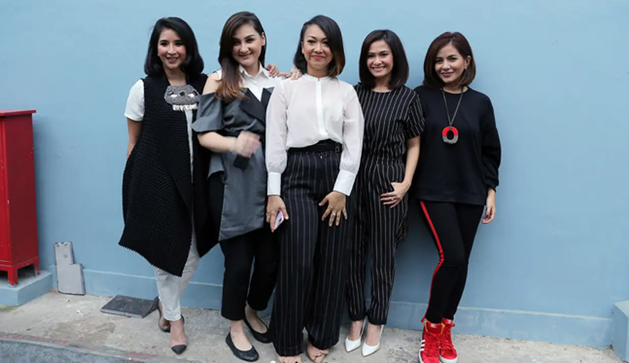 "Setelah punya anak jadi lebih sering ketemu karena play date. Anak-anak seumuran kan, mereka juga se-geng dari bayi. Suami-suami juga, anak-anak juga, supir-supir, mbak-mbak,” tutur Meisya Siregar. (Deki Prayoga/Bintang.com)