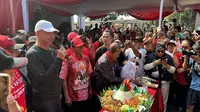 Ganjar Pranowo blusukan di Pasar Kliwon Solo, Jawa Tengah, Minggu (24/12/2023). (Liputan6.com/ Nanda Perdana Putra)