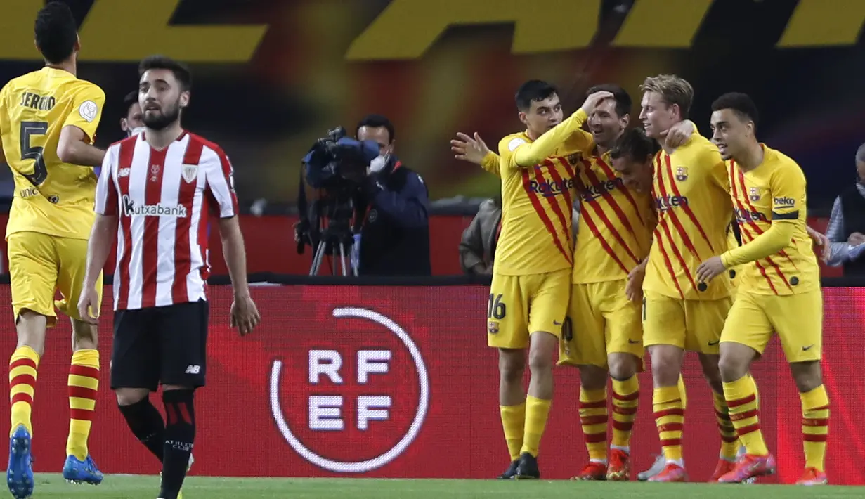 Penyerang Barcelona, Antoine Griezmann berselebrasi usai mencetak gol ke gawang Athletic Bilbao pada final Copa del Rey Spanyol 2021 di stadion La Cartuja di Seville, Spanyol, Minggu (18/4/2021). Barcelona kini telah meraih 31 gelar Copa del Rey sepanjang sejarah. (AP Photo/Angel Fernandez)