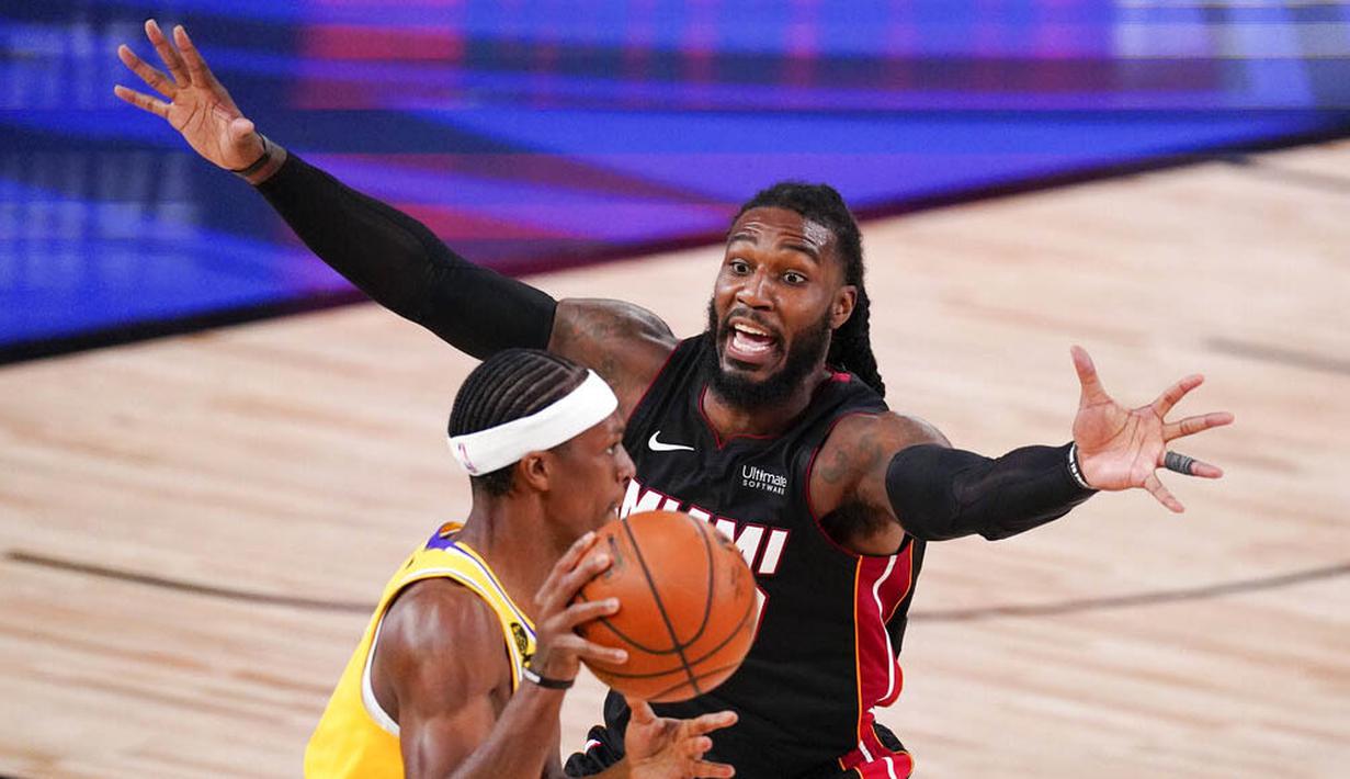 Pebasket Miami Heat, Jae Crowder, berusaha menghadang pebasket Los Angeles Lakers, Rajon Rondo, pada gim keempat final NBA di Lake Buena Vista, Rabu (7/10/2020). Lakers menang dengan skor 102-96. (AP Photo/Mark J. Terrill)