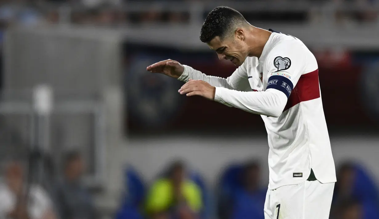 Reaksi kecewa striker Timnas Portugal, Cristiano Ronaldo setelah gagal memanfaatkan peluang saat menghadapi Slovakia pada laga Grup J kualifikasi Euro 2024 di National Football Stadium, Bratislava, Slovakia, Sabtu (9/9/2023) dini hari WIB. (AFP/Vladimir Simicek)