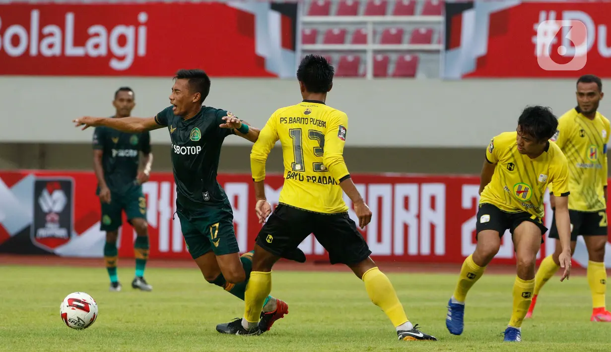 Gelandang Persikabo 1973, Ahmad Nufiandani (kiri) ditekel oleh gelandang Barito Putera, Bayu Pradana dalam laga matchday ke-3 Grup A Piala Menpora 2021 di Stadion Manahan, Solo, Selasa (30/3/2021). Barito dan Persikabo 1973 bermain imbang 2-2. (Bola.com/Ikhwan Yanuar)