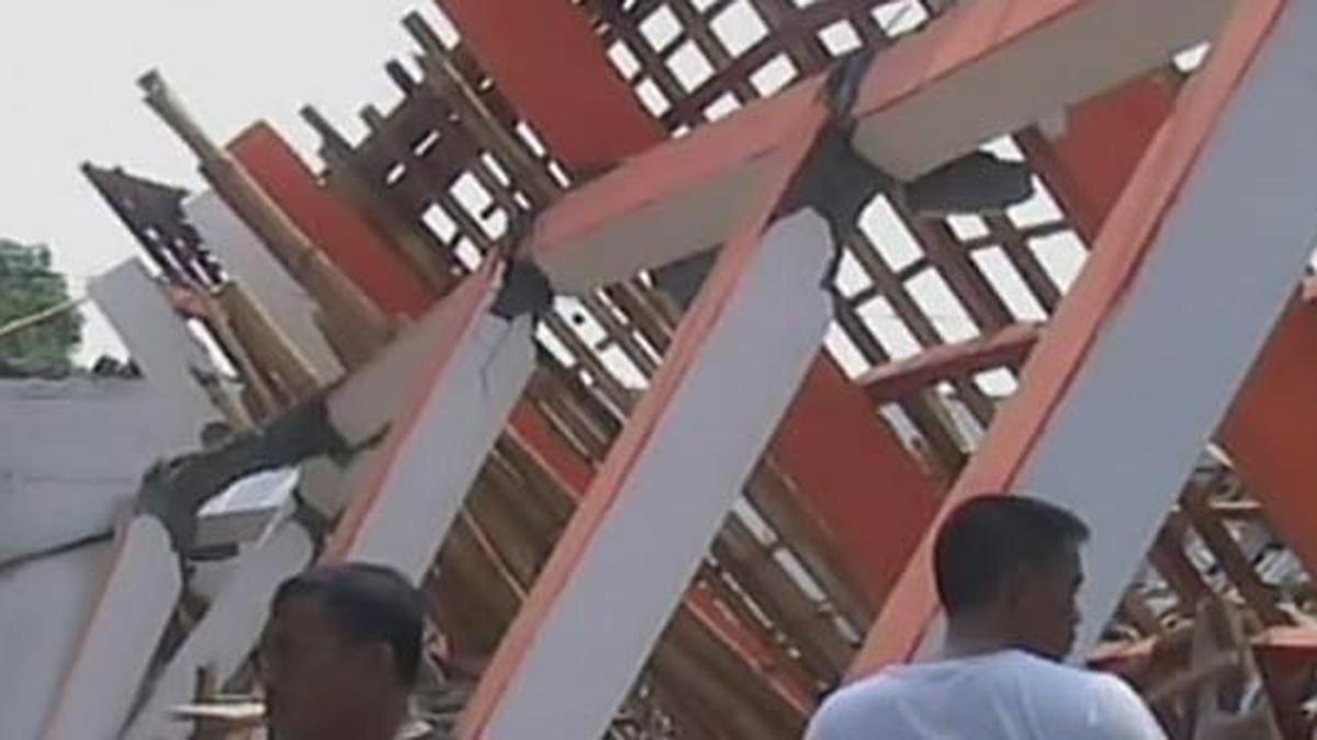 [VIDEO] Pasar tradisional Panji Situbondo Ambruk Video