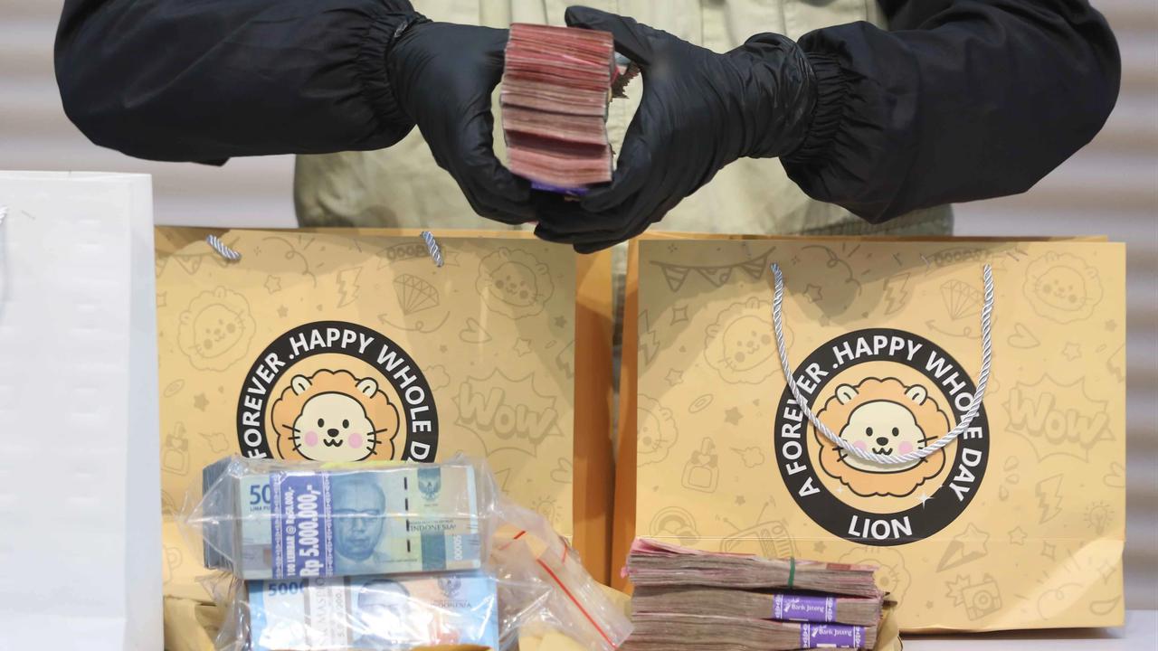 FOTO: KPK Tunjukkan Barang Bukti Uang dari OTT Bupati Cilacap