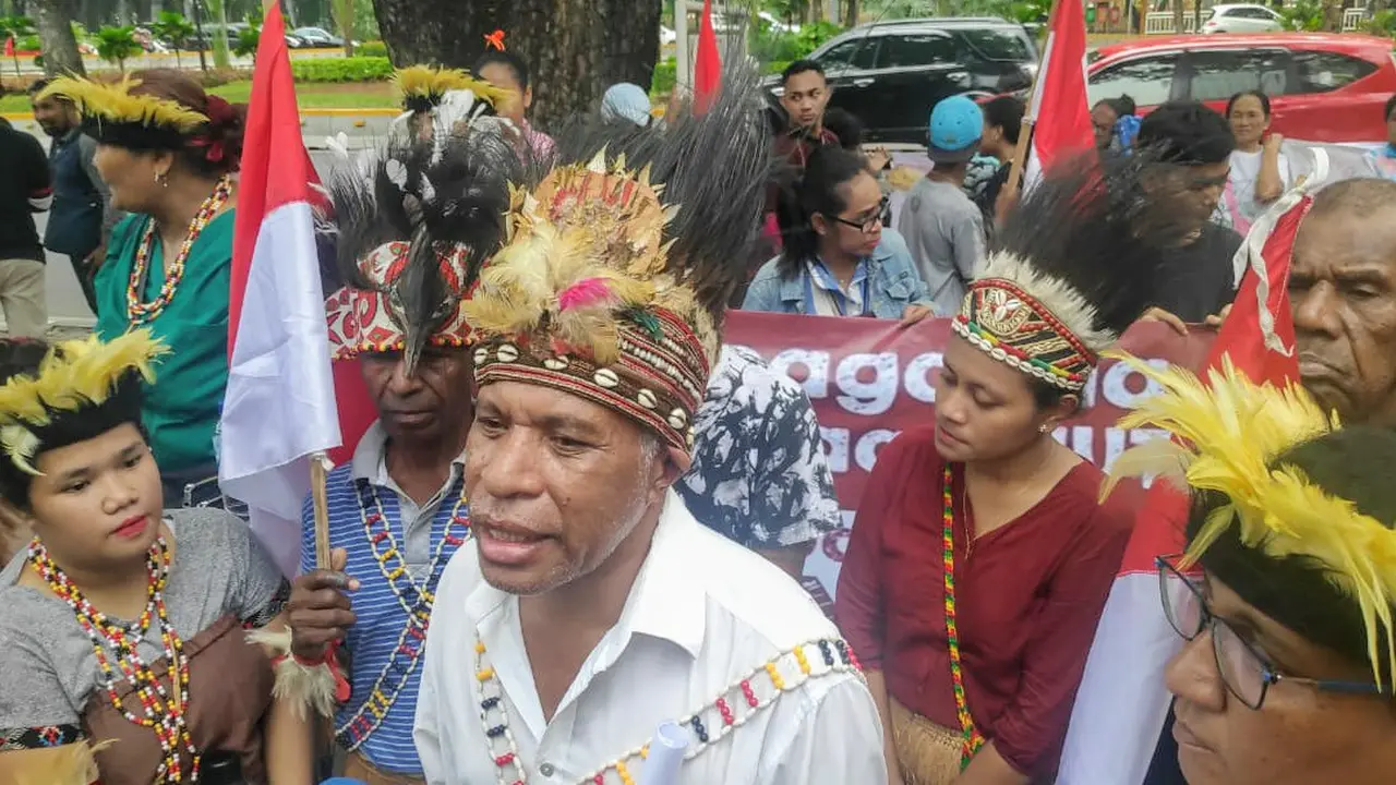 Sejumlah massa yang mengatasnamakan 'Rakyat Papua Jakarta' melakukan aksi di depan kantor Menko Polhukam.