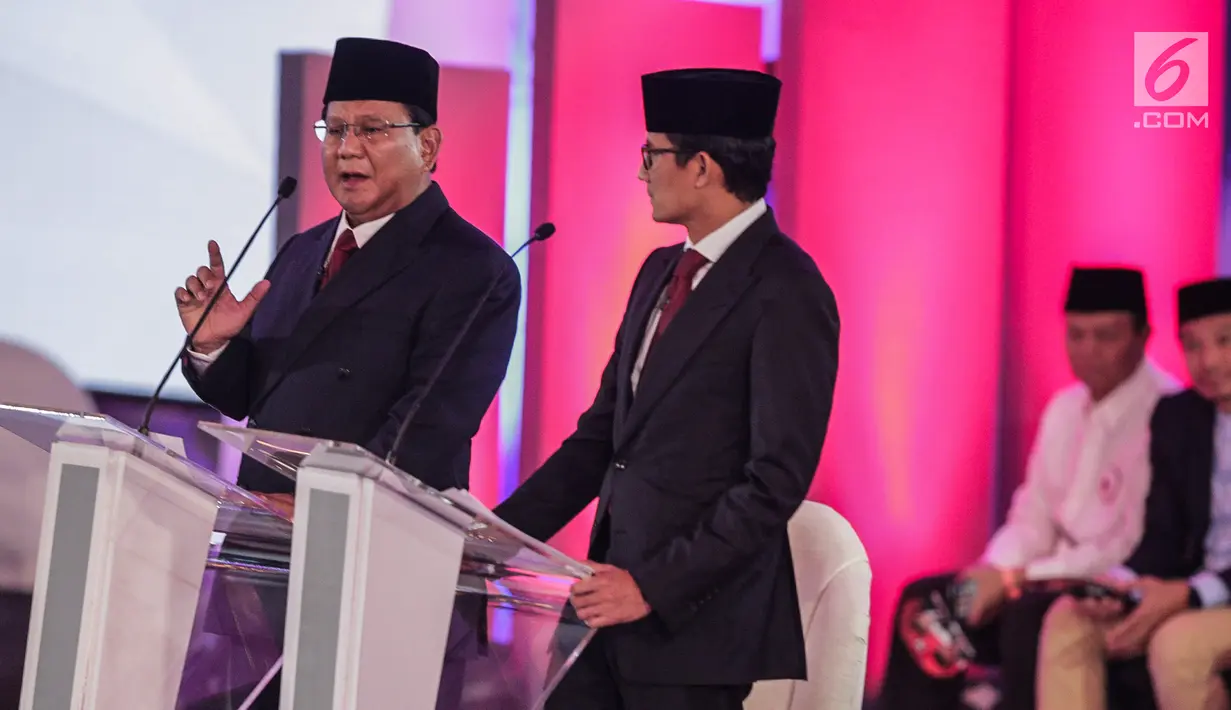 Capres dan Cawapres nomor urut 02 Prabowo Subianto-Sandiaga Uno saat Debat Capres Pilpres 2019 di Hotel Bidakara, Jakarta, Kamis (17/1). Debat perdana ini mengangkat tema hukum, hak asasi manusia, terorisme, dan korupsi. (Liputan6.com/Faizal Fanani)