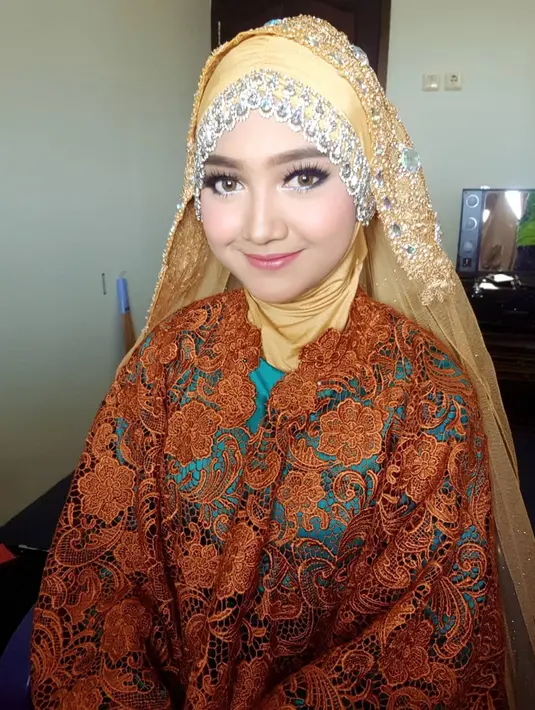 Jihan Audy juga memiliki macam-macam style hijab. Dengan baju warna cokelat dengan motif batik. Serta warna hijab yang lebih kalem, Jihan Audy terlihat anggun. (Liputan6.com/IG/@jihanaudy123_real)