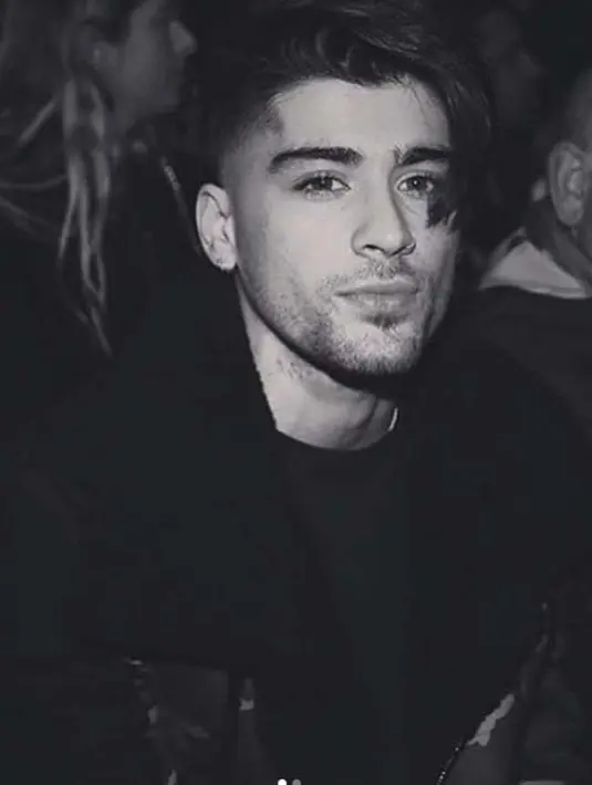 “Aku mencintai puisi dan menulis – akupun seorang penulis lagu – jadi, itu lah yang aku terapkan dalam berkreasi di penulisanku,” tambahnya. (Instagram/zaynmalik)