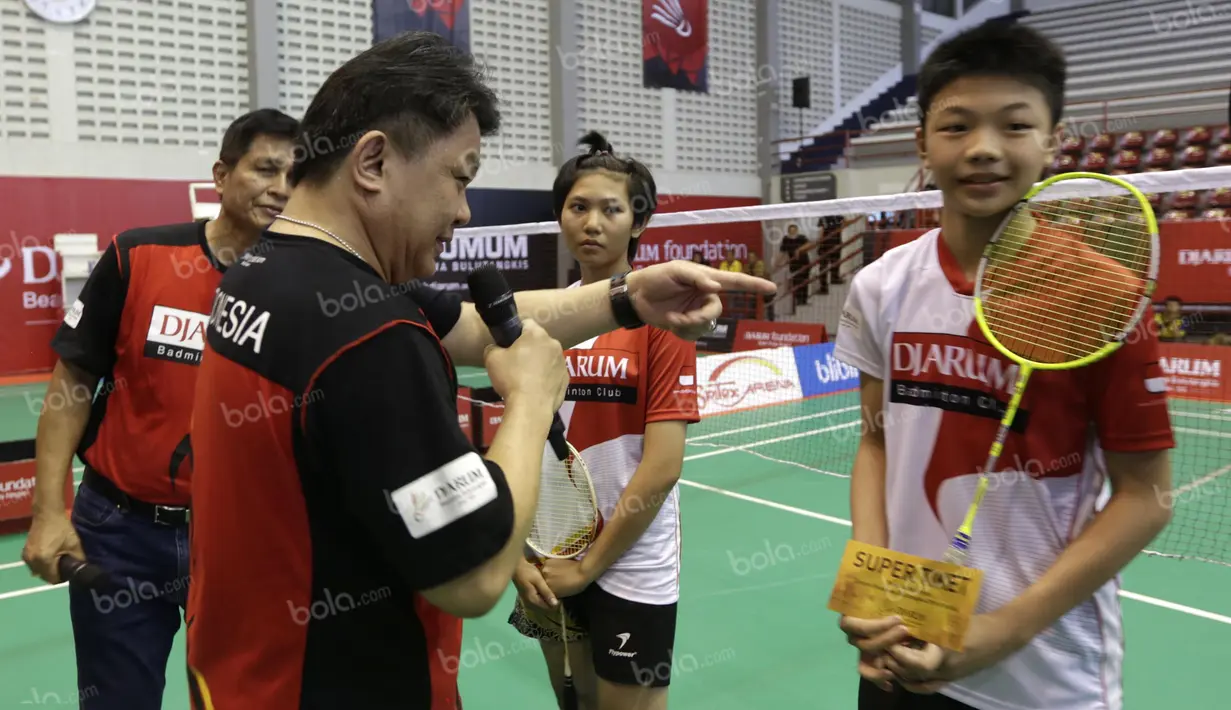Legenda bulutangkis Indonesia, Lius Pongoh, memberikan super tiket tambahan kepada peserta di GOR Sritex, Solo, Senin (11/4/2016). Penerima super tiket berhak mengikuti final audisi umum di Kudus pada September 2016 nanti. (Bola.com/Arief Bagus)