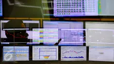 Pekerja mengamati layar pergerakan saham di BEI, Jakarta, Senin (13/2). Pembukaan perdagangan bursa hari ini, Indeks Harga Saham Gabungan (IHSG) tercatat menguat 0,57% atau 30,45 poin ke level 5.402,44. (Liputan6.com/Angga Yuniar)