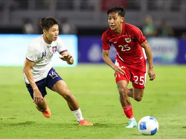Pemain Timnas Indonesia, Beckham Putra (kanan), menggiring bola dibayangi pemain Chinese Taipei, Po-wei Kuo, dalam laga FIFA Matchday di Stadion Gelora Bung Tomo (GBT), Surabaya, Jumat (05/09/2025). (Bola.com/Abdul Aziz)