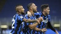 PemaiInter Milan, Danilo D'Ambrosio tengah, berselebrasi bersama Arturo Vidal (kiri) dan Alessandro Bastoni, setelah mencetak gol ke gawang Fiorentina pada laga Liga Italia di Giuseppe Meazza, Minggu (27/9/2020) dini hari WIB (AP Photo/Luca Bruno)