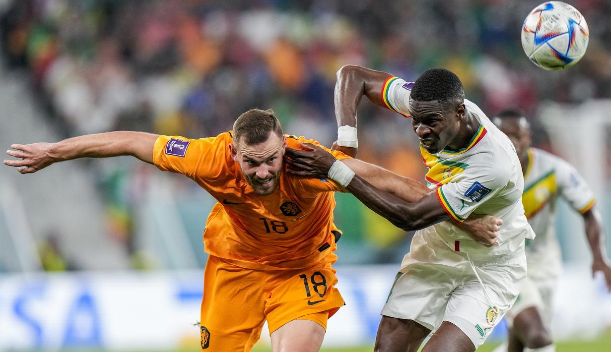 Pada awal hingga pertengahan babak kedua pun pasukan Louis van Gaal nyatanya masih beum mampu memecah kebuntuan. Gol yang dituju tak kunjung didapatkan Vincent Janssen dkk. (AP/Luca Bruno)