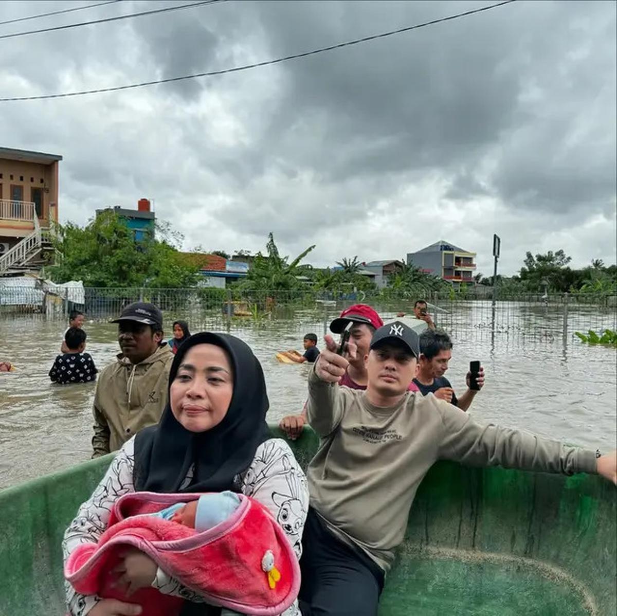 7 Potret Muzdalifah Ikut Suami Tinjau Banjir Tangerang, Bantu Evakuasi Bayi