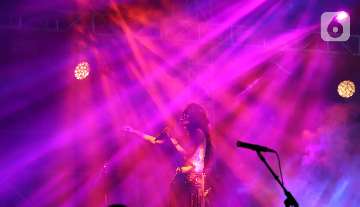 Selama penampilannya di panggung Synchronize Fest 2023, Eva Celia memanjakan penonton dengan lagu-lagu dari album barunya, termasuk 'Crush,' 'Electric,' dan 'Kala Senja'. (Liputan6.com/Johan Tallo)