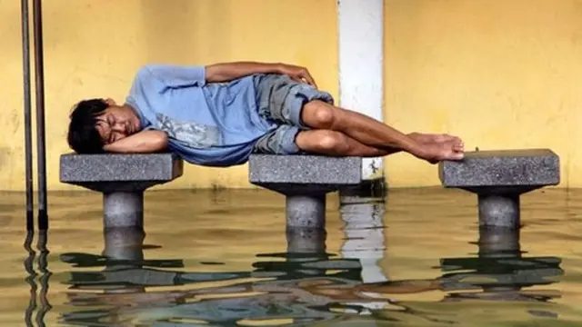 6 Potret Orang Tidur di Sembarang Tempat Ini Bikin Tepuk Jidat