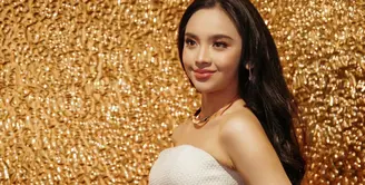 Busana panggung Lyodra selalu mencuri perhatian. Ciri khasnya ia kerap mengenakan gaun-gaun indah. Terbaru, ia tampil bak sekuntum bunga mawar merah. [@lyodraofficial]