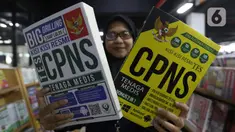 Pekerja menunjukkan buku di Pasar Kenari, Jakarta, Kamis (28/11/2019). Buku panduan lolos tes yang dijual mulai dari Rp 88.000 hingga Rp 195.000 per eksemplar menjadi barang yang paling dicari dan diminati jelang pelaksanaan tes CPNS. (Liputan6.com/Herman Zakharia)