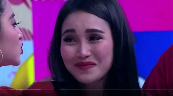 Ayu Ting Ting menangis saat mendapat dukungan dari Ruben Onsu dan Ivan Gunawan (YouTube)