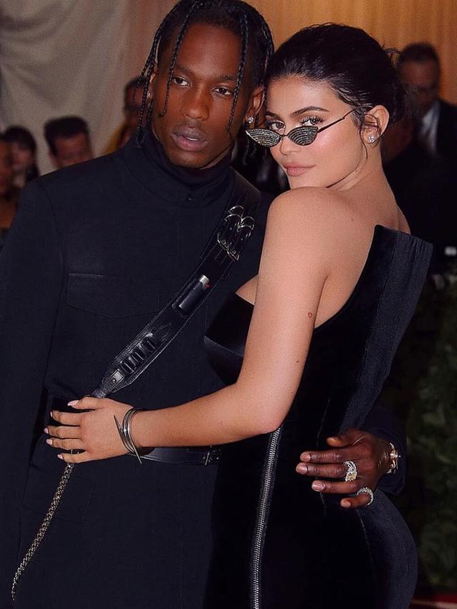 [Bintang] Kylie Jenner - Travis Scott
