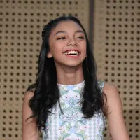 "Iya, karena kemaren di konser 1 sama 2 aku sakit dan badan aku panas. Aku disuntik. Badan aku panas. aku maksain latihan biarpun pusing dan batuk. Dan pas suara hampir habis, Alhamdulillah Allah kasih kekuatan," tandas Naura.(Nurwahyunan/Bintang.com)