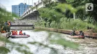 Petugas gabungan mengevakuasi korban dengan perahu karet saat simulasi penanganan banjir di Kalimalang, Cipinang Melayu, Rabu (17/11/2021). Simulasi digelar dalam rangka kesiapsiagaan petugas dalam penanganan korban banjir, terutama evakuasi warga yang terpapar Covid-19 (merdeka.com/Iqbal S Nugroho)