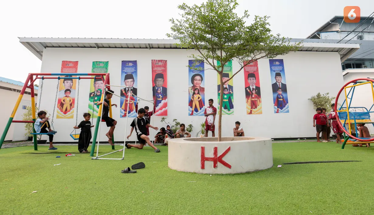 Anak-anak bermain di taman yang tersedia di kawasan Hunian Sementara (Huntara) di Jalan Kramat Raya, Jakarta, Selasa (8/9/2026). Fasilitas tersebut dapat dimanfaatkan warga untuk mendukung aktivitas sehari-hari di lingkungan hunian. (KLY/Budy Santoso)