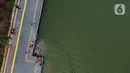 Foto udara memperlihatkan aktivitas warga di pedestrian Danau Sunter, Jakarta, Sabtu (27/6/2020). Beragam aktivitas dilakukan warga sambil menikmati waktu sore di area Danau Sunter, Jakarta. (Liputan6.com/Helmi Fithriansyah)