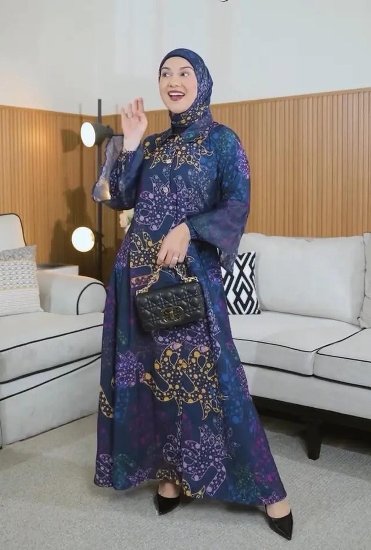 7 Model Gamis Kekinian Ala Irish Bella di 2025, Inspirasi Ibu Usia 30-an