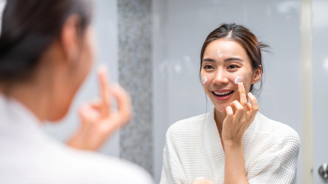 Kulit Kusam dan Kering? Ketahui Perbedaan Brightening dan Hydrating Skincare