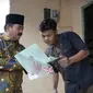 Menteri Agraria dan Tata Ruang/Badan Pertanahan Nasional (ATR/BPN) Hadi Tjahjanto menyerahkan sejumlah sertifikat tanah ditemani Wali Kota Medan Bobby Nasution. (Foto: Istimewa).