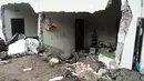 Tembok sebuah rumah mengalami rusak parah akibat tanah longsor yang menimpa Kecamatan Kintamani, Bali, Jumat (10/2). Bencana tanah longsor terjadi di tiga desa yakni Desa Awan, Desa Sukawana, dan Desa Songan. (STR/NATIONAL DISASTER AGENCY/AFP)