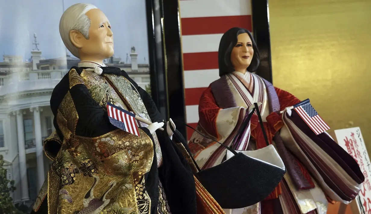 Boneka "Hina" menyerupai Presiden AS Joe Biden dan Wakil Presiden AS, Kamala Harris dipajang untuk perayaan Hari Anak Perempuan di Kyugetsu, pembuat boneka tradisional Jepang, di Tokyo, Rabu (27/1/2021). Patung Biden dan Kamala Harris itu setinggi 60 cm dan berbalut kimono. (AP Photo/Eugene Hoshiko)