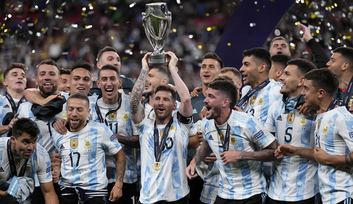 Pemain Argentina Lionel Messi memegang trofi saat dia merayakan dengan rekan satu timnya setelah memenangkan pertandingan sepak bola Finalissima antara Italia dan Argentina di Stadion Wembley, London, Inggris, 1 Juni 2022. Argentina menang 3-0. (AP Photo/Matt Dunham)