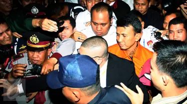 Gubernur Sumatera Utara Gatot Pujo Nugroho (rompi oranye) ditahan usai menjalani pemeriksaan di KPK, Jakarta, Senin (3/8/2015). Gatot dan istrinya ditahan terkait kasus suap terhadap hakim PTUN Medan. (Liputan6.com/Helmi Afandi)