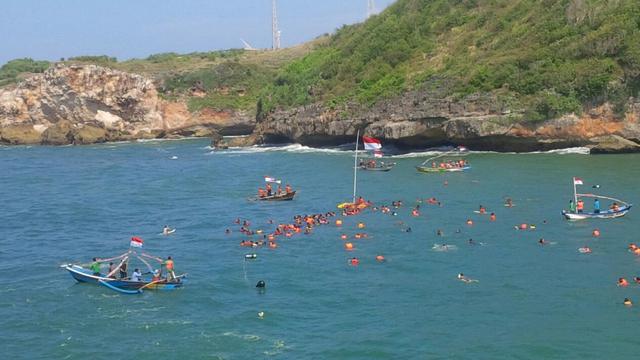 Upacara Unik di Samudra