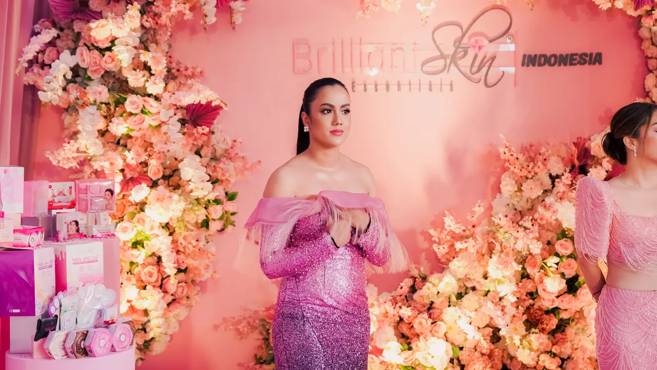 Intan Aletrino menjadi MC acara peluncuran Brilliant Skin.