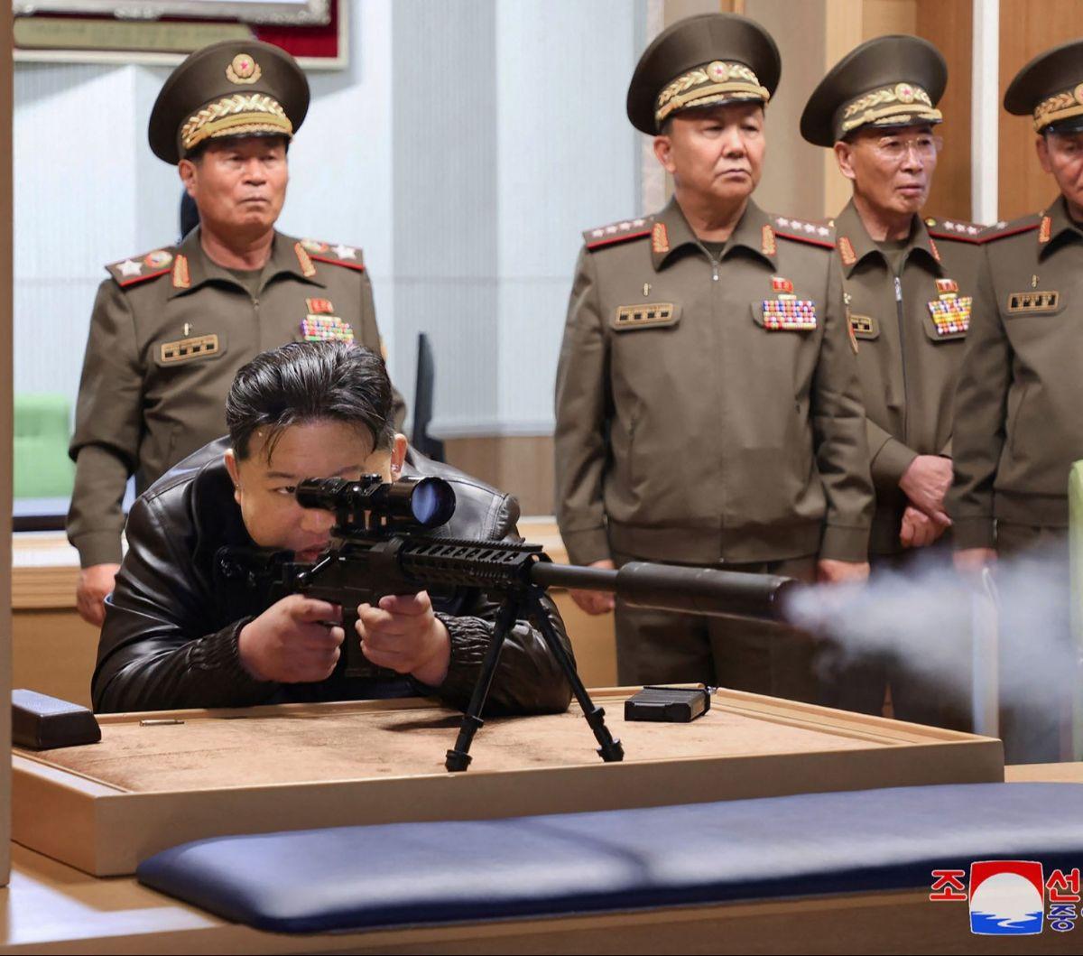 Pemimpin Korea Utara, Kim Jong-un melepaskan tembakan saat menguji coba senapan sniper yang digunakan para penembak jitu. Momen itu terekam ketika Kim mengunjungi sebuah perusahaan industri pertahanan nasional di lokasi yang dirahasiakan, pada Senin (13/5