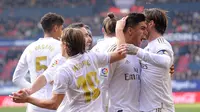 Pemain Real Madrid rayakan gol Sergio Ramos saat melawan Osasuna (ANDER GILLENEA / AFP)